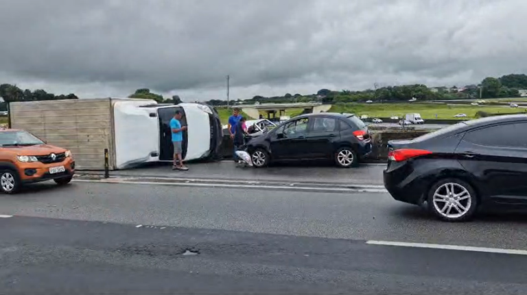 Colisão entre carro e caminhão causa tombamento na região da Bosch em Campinas