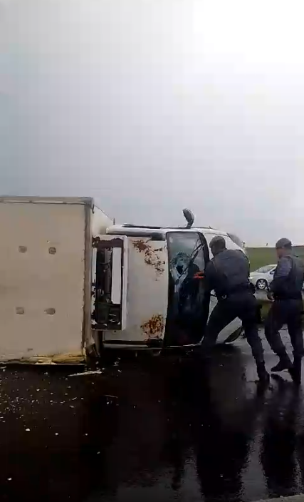 Caminhão tomba na Rodovia Luiz de Queiroz em santa bárbara d’oeste