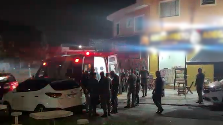 Homem é baleado ao tentar desarmar PM em luta corporal