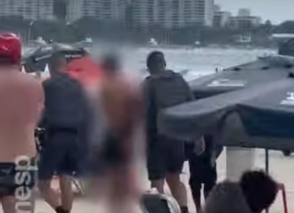 Homem é preso e adolescente é apreendido após roubarem correntinha de ouro e praia do litoral