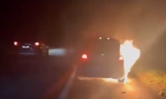 PERDA TOTAL: Carro com quatro passageiros pega fogo em rodovia do litoral de SP