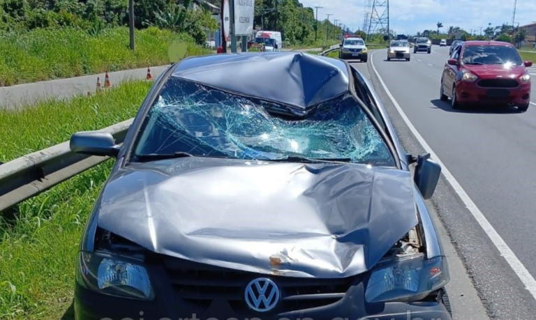 Ciclista é atropelado, arremessado a 8 metros e morre em rodovia do litoral de SP