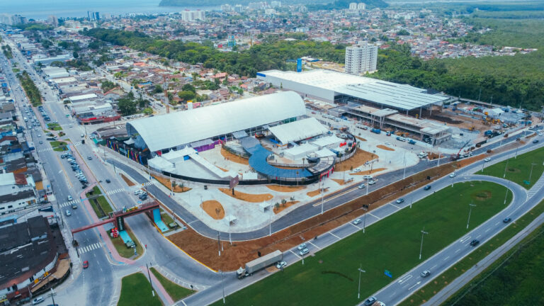 Cidade do litoral inaugura arena moderna para shows, convenções e competições esportivas