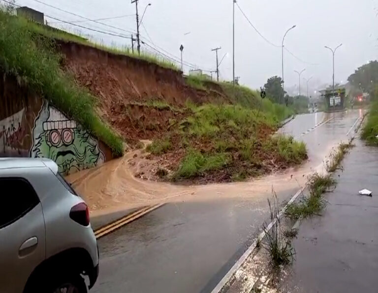 Chuva provoca deslizamento de terra, pontos de alagamentos e quedas de árvores em Campinas