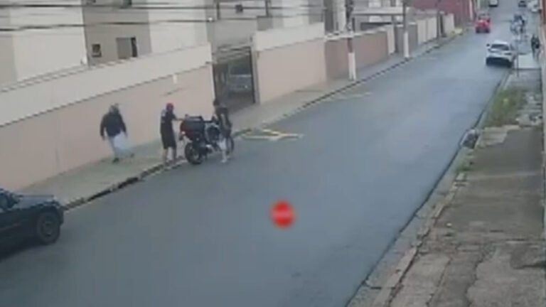 Dupla usa pedaço de madeira para roubar motoboy, veja vídeo