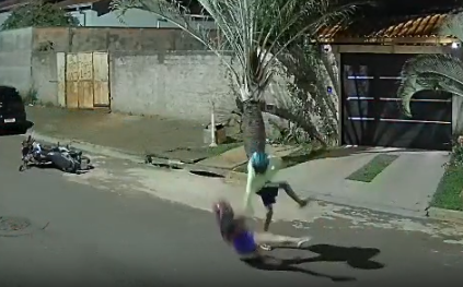 Criminoso dá rasteiras em mulher para tentar roubar moto em Sumaré