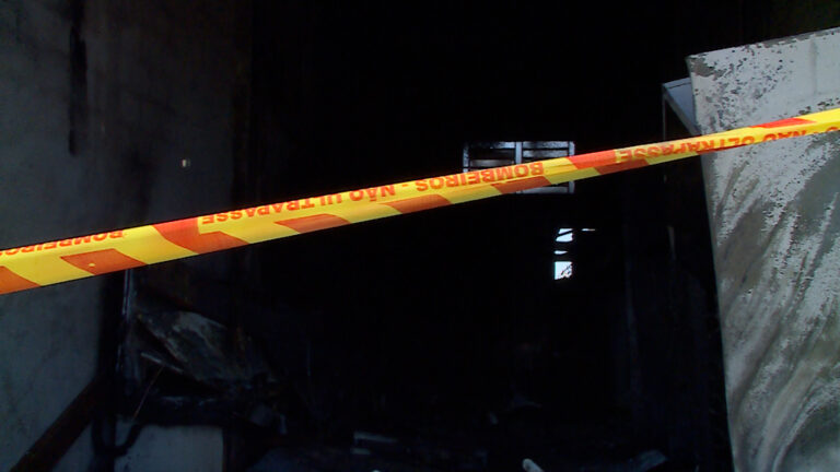 Incêndio deixa casa destruída em Campinas