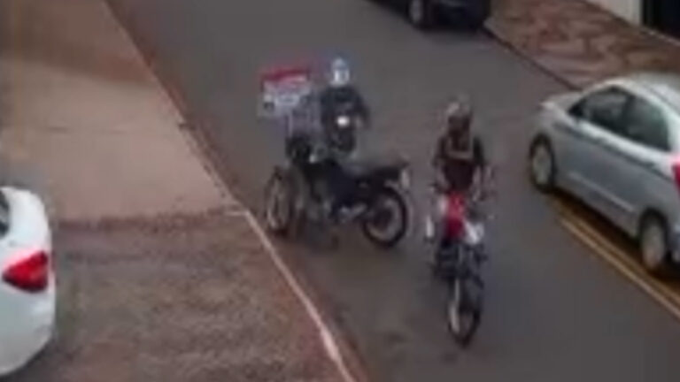 Homem tem moto roubada enquanto estacionava; veja vídeo