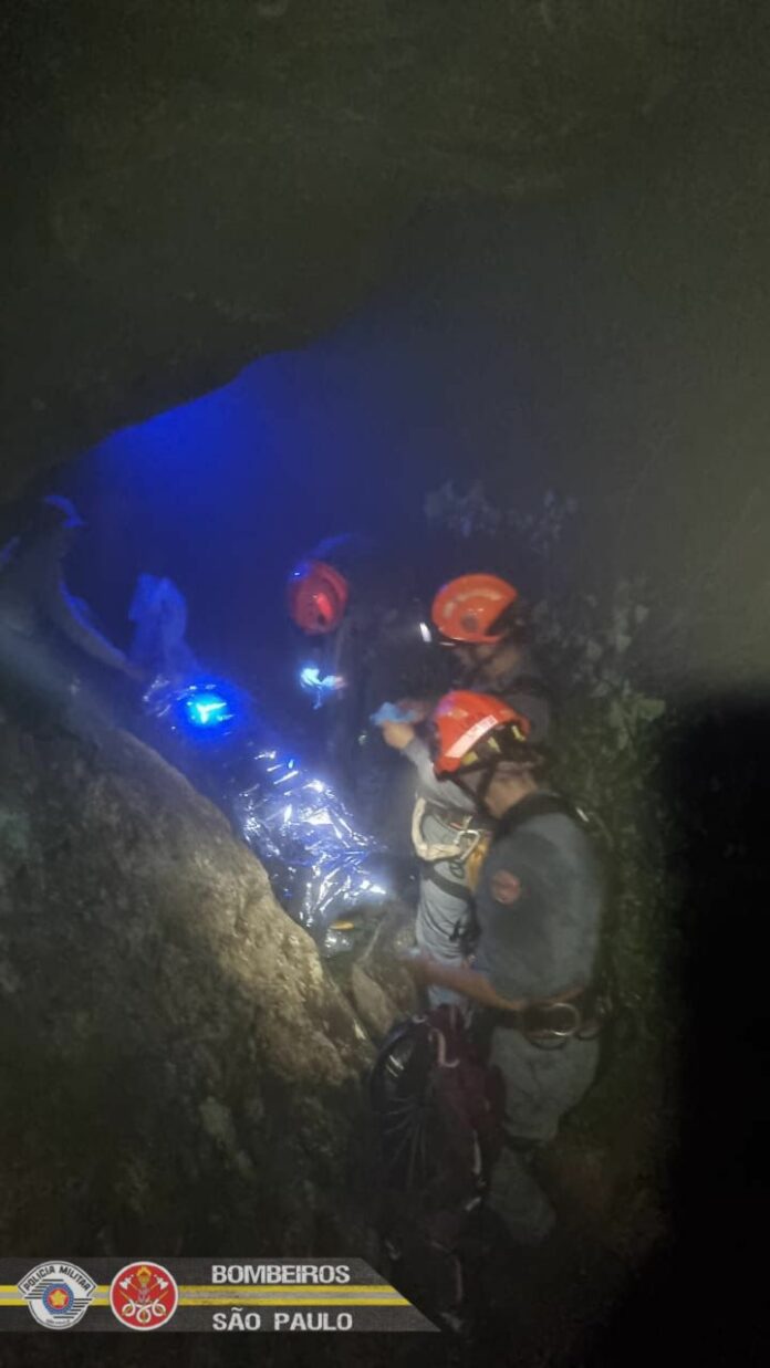 Homem cai durante escalada em São Bento do Sapucaí e é resgatado pelos Bombeiros
