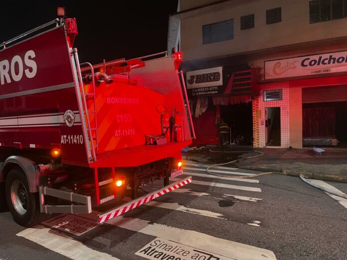 Loja de bicicletas pega fogo em Caraguatatuba