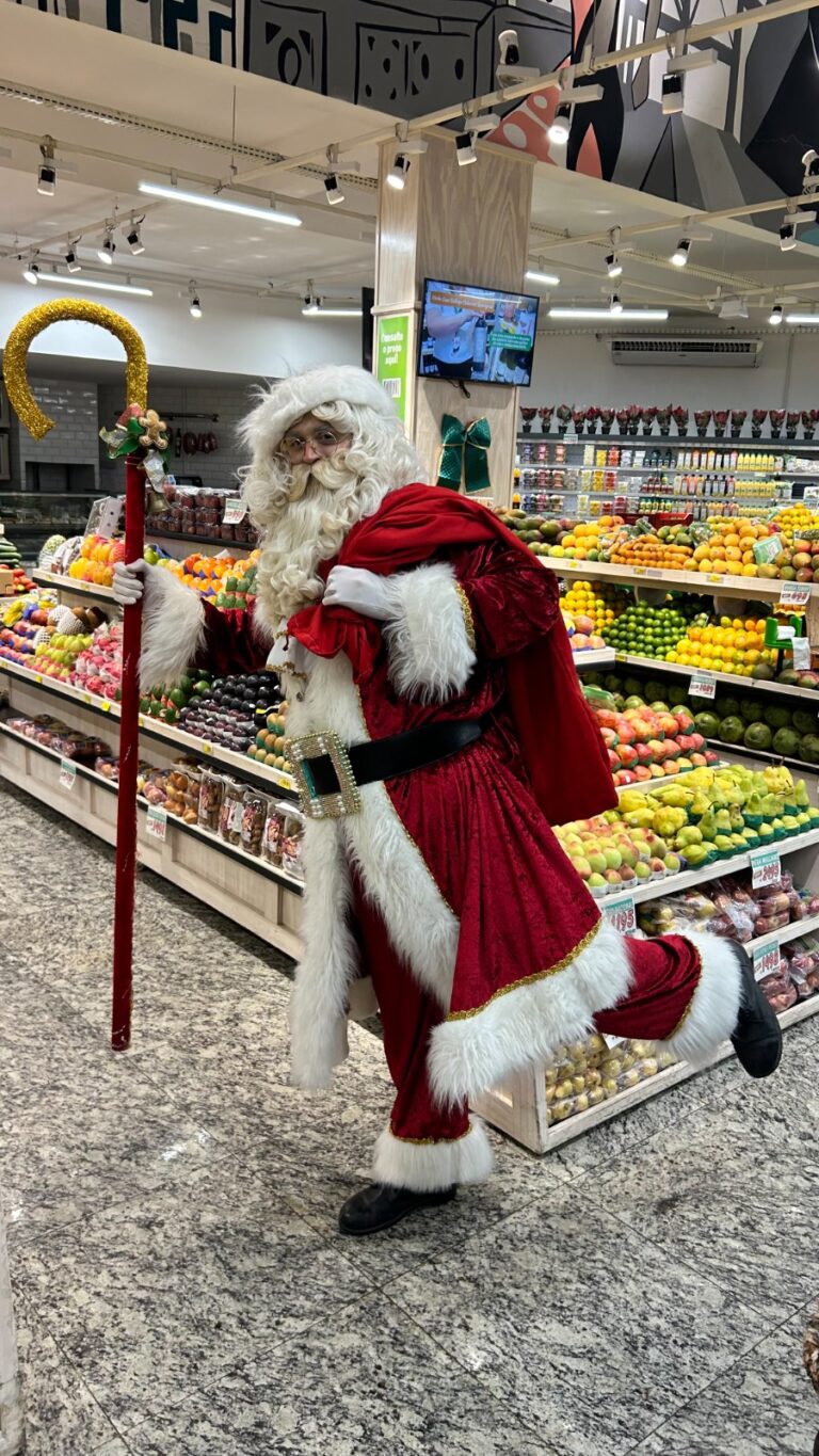 Hortifruti em Santos promove festa de Natal com Papai Noel, cantata e teatro