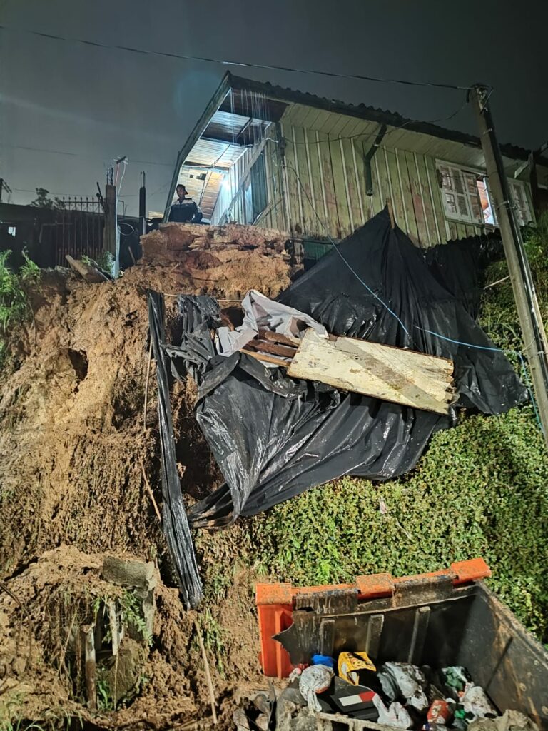 Chuva forte causa deslizamento de terra e interdita casa em Campos do Jordão