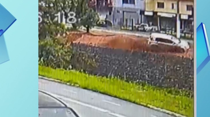 Motorista perde controle de carro e cai em Ribeirão; veja vídeo