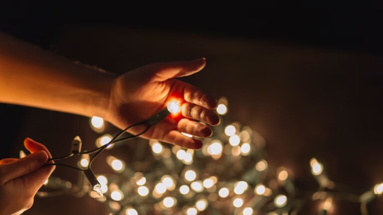 Saiba como evitar acidentes com a rede elétrica nas decorações de fim de ano