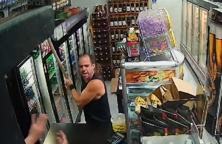 VÍDEO: Homem é agredido com barra de madeira em adega de Jacareí