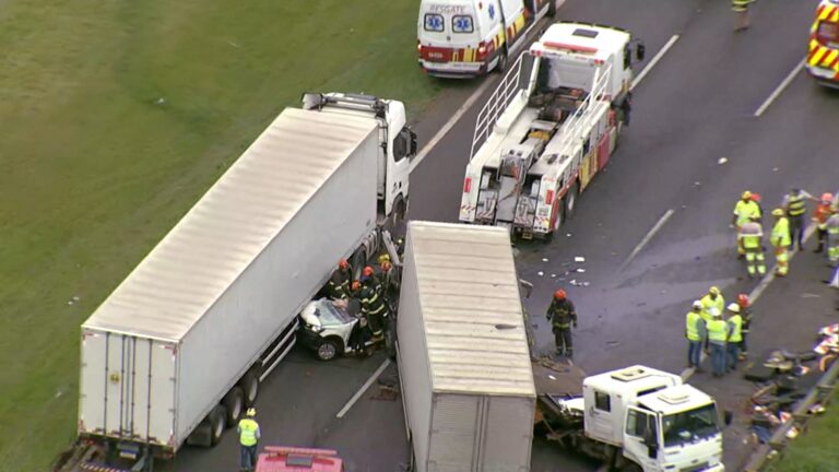 Caminhão invade canteiro de obras e deixa 4 mortos na rod. dos Bandeirantes