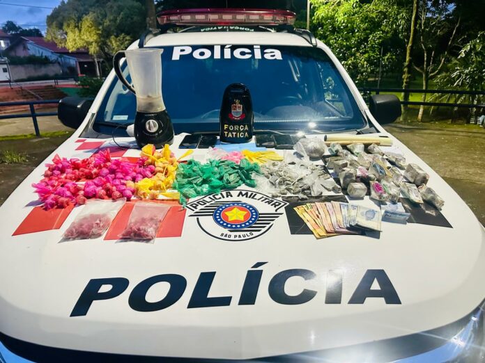 Homem é preso com mais de 400 porções de drogas no Banhado, em São José