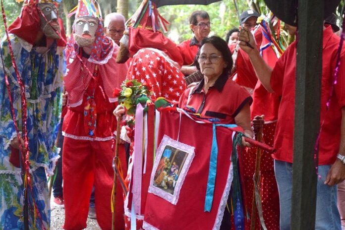 Folias de Reis animam abertura do presépio em São José dos Campos