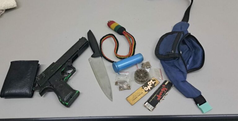 Adolescente é detido com faca, simulacro e drogas depois de ameaçar familiares