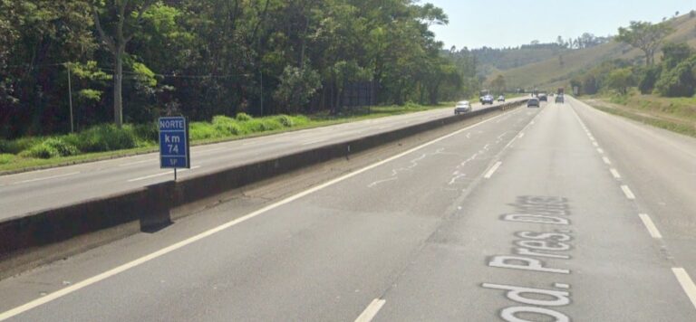 Homem morre após colidir carro com mureta e capotar em Aparecida