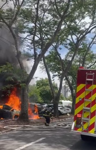 Carro estacionado pega fogo na Rua do Porto