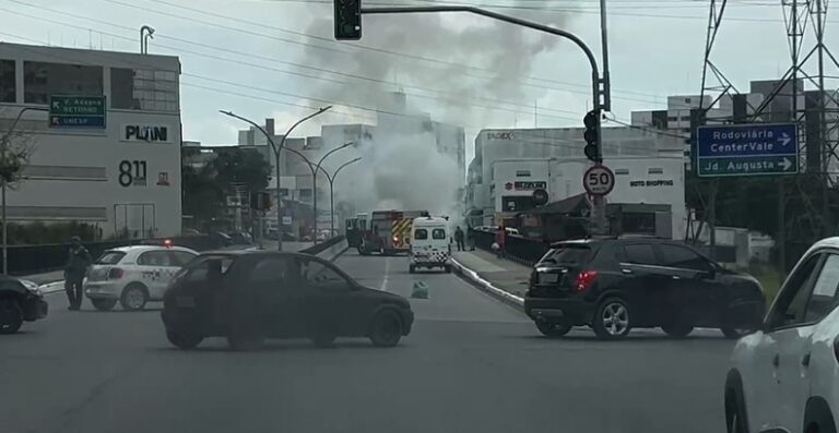 Carro pega fogo e mobiliza bombeiros no Centro de São José