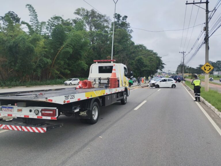 Carro capota após atropelar motociclista e bater em poste, em Taubaté