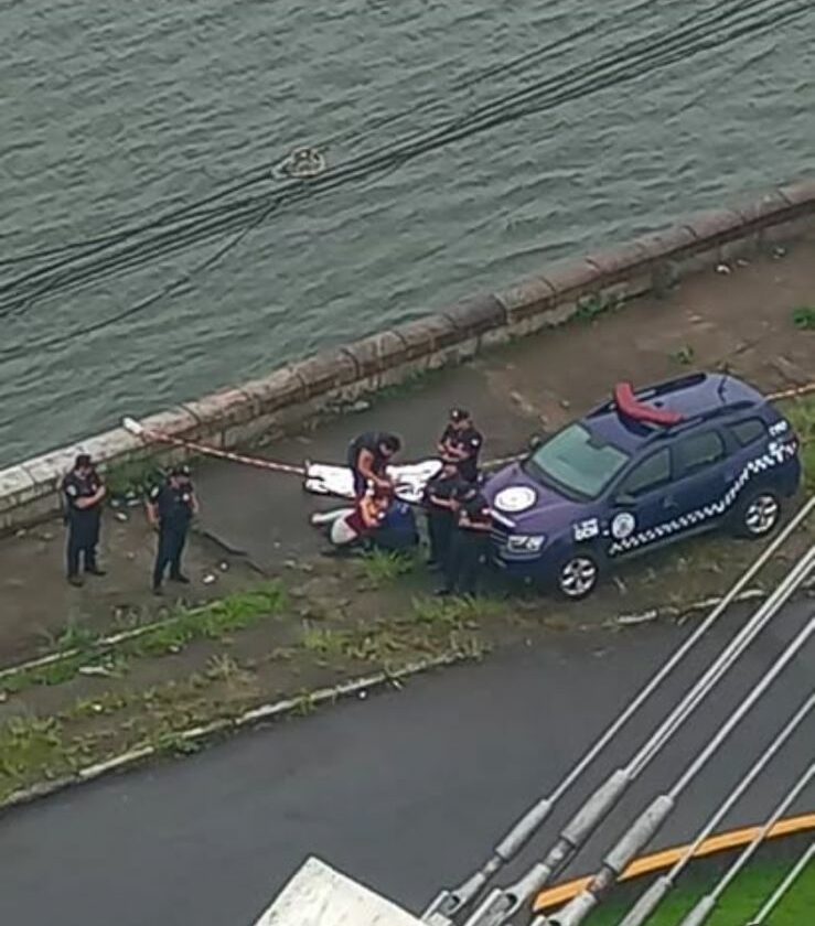 Homem passa mal e morre próximo a Ponte Pênsil, em São Vicente