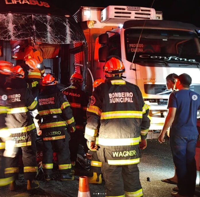 Engavetamento de carreta, dois ônibus e um carro deixa 11 feridos na Bandeirantes em Itupeva