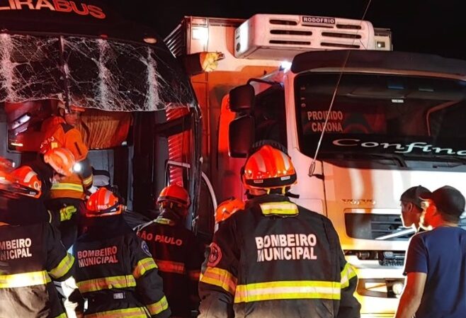 Engavetamento de carreta, dois ônibus e um carro deixa 11 feridos na Bandeirantes em Itupeva
