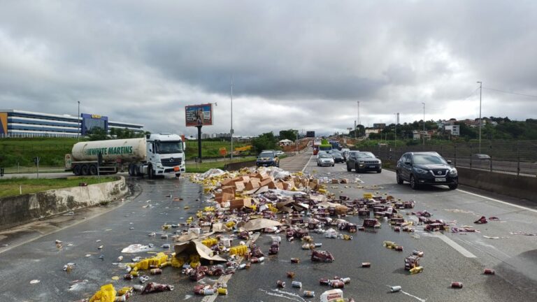 Queda de carga de cerveja e panetone causa congestionamento na Dutra em Jacareí