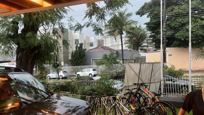 Chuva forte provoca estragos em Cachoeira Paulista