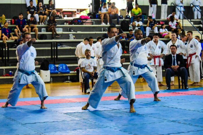 Equipe masculina de karatê de São José conquista medalha de prata nos Jogos Abertos Equipe masculina de karatê de São José conquista medalha de prata nos Jogos Abertos