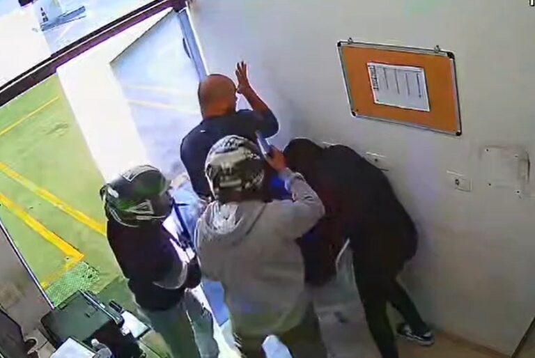 VÍDEO: Dupla invade posto, rende funcionários e rouba R$ 180 mil de posto de combustíveis em São José