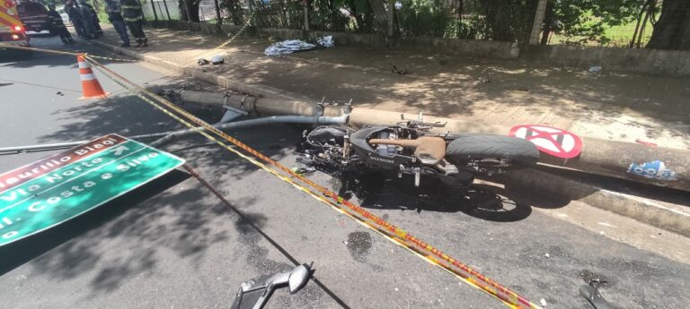 Motociclista de 19 anos morre e passageira fica ferida após colisão contra poste da avenida Dom Pedro I