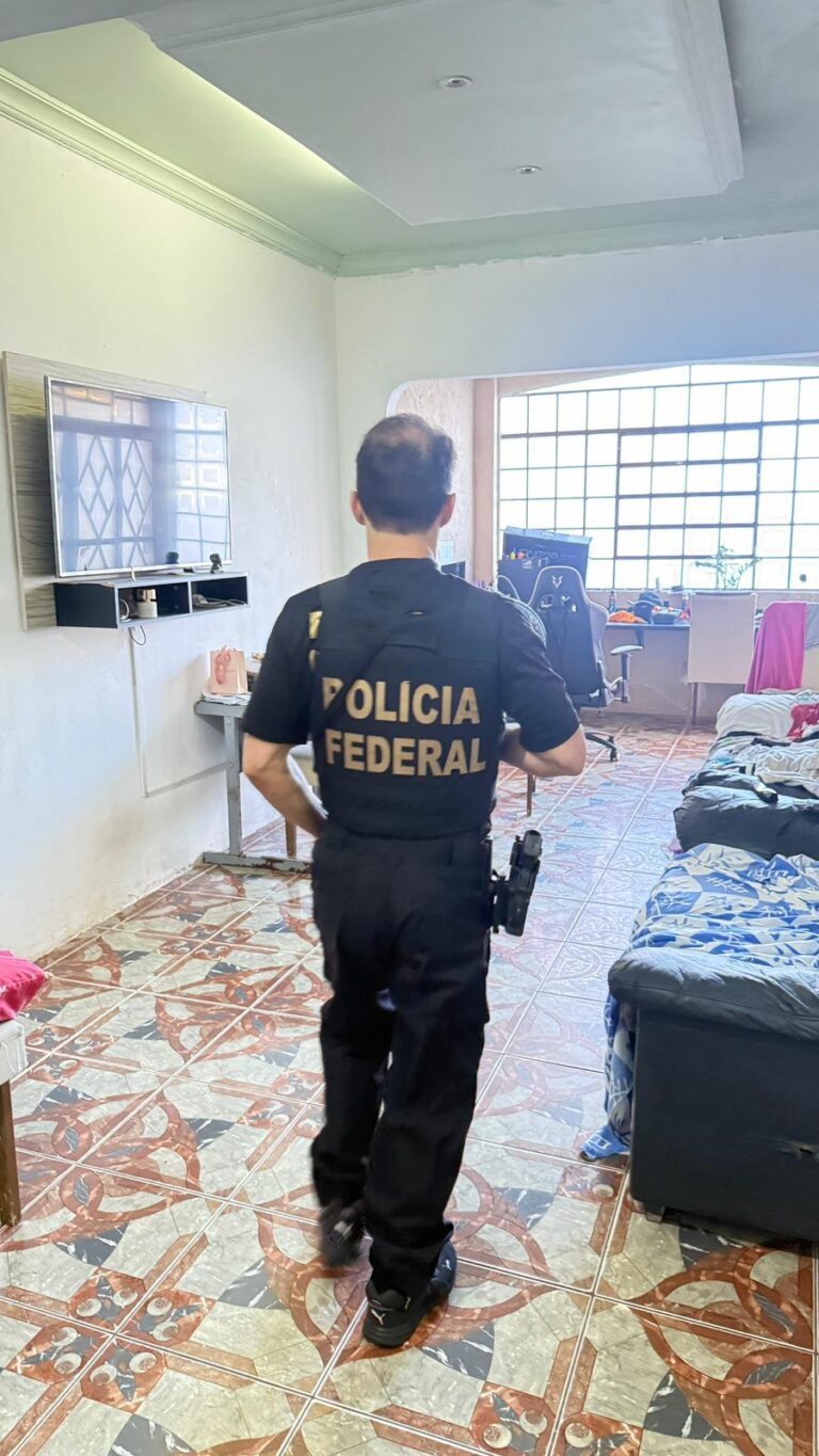 A Polícia Federal realiza, na manhã desta quinta-feira (12), uma operação contra policiais civis suspeitos de crimes de corrupção ativa e passiva, além de influenciadores e artistas suspeitos de divulgarem rifas ilegais nas redes sociais.