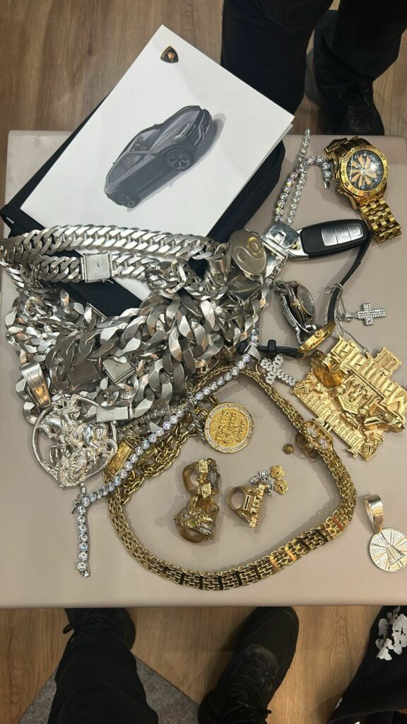 A Polícia Federal realiza, na manhã desta quinta-feira (12), uma operação contra policiais civis suspeitos de crimes de corrupção ativa e passiva, além de influenciadores e artistas suspeitos de divulgarem rifas ilegais nas redes sociais.