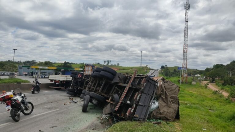 VÍDEO: Caminhão que transportava garrafas vazias capota e interdita a Dutra por mais de 2 horas em Jacareí