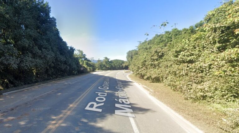 Mulher de 43 anos morre em acidente com caminhão em rodovia de São Sebastião