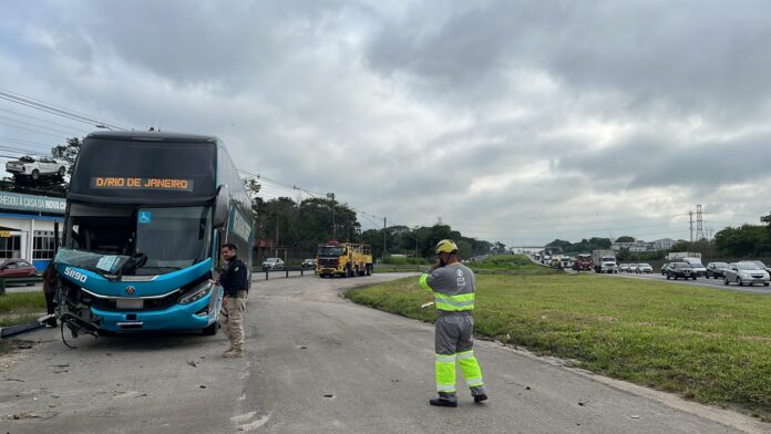 Acidente entre ônibus e caminhão provoca lentidão na Dutra em São José