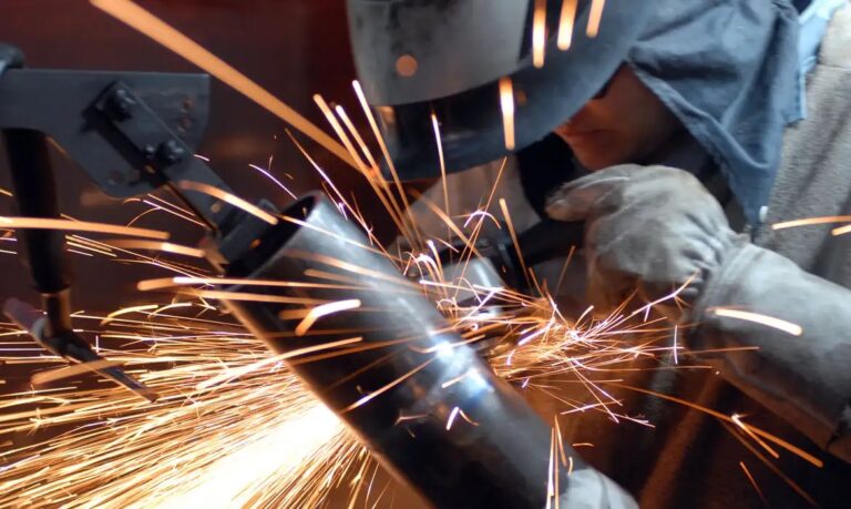 Produção industrial cai em quatro dos 15 locais pesquisados pelo IBGE; SP avança 2%