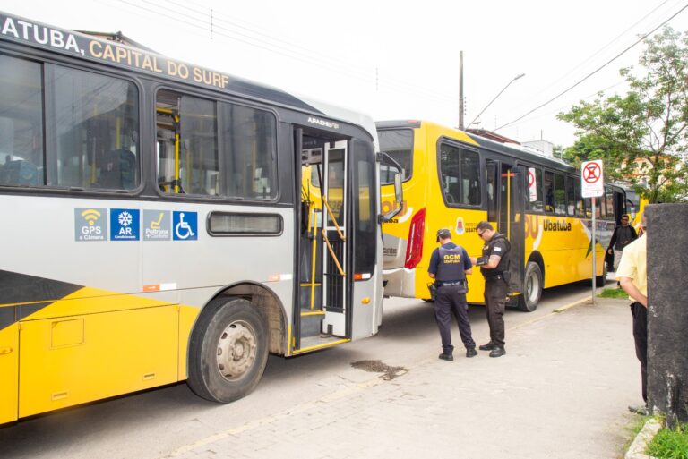Uma operação da Guarda Civil Municipal (GCM) de Ubatuba resultou na apreensão de dois ônibus com irregularidades na manhã desta sexta-feira (13). 