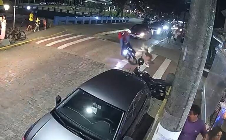 VÍDEO: Mulher é atropelada por motocicleta na faixa de pedestre em Ubatuba