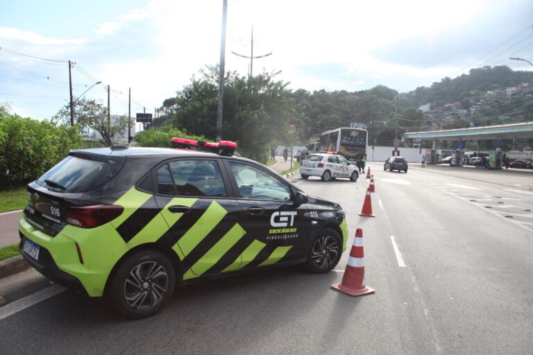‘Turista legal’: operação realiza 15 abordagens e multa seis veículos de turismo em Santos