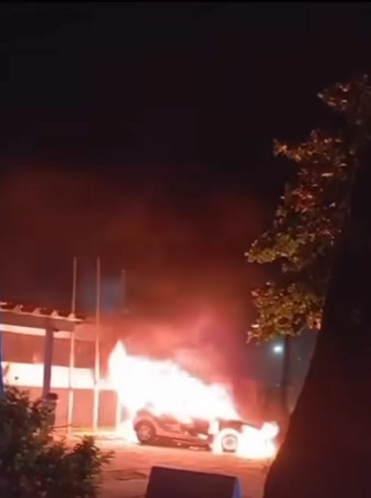 Viatura da GCM é incendiada em base da corporação em Vicente de Carvalho