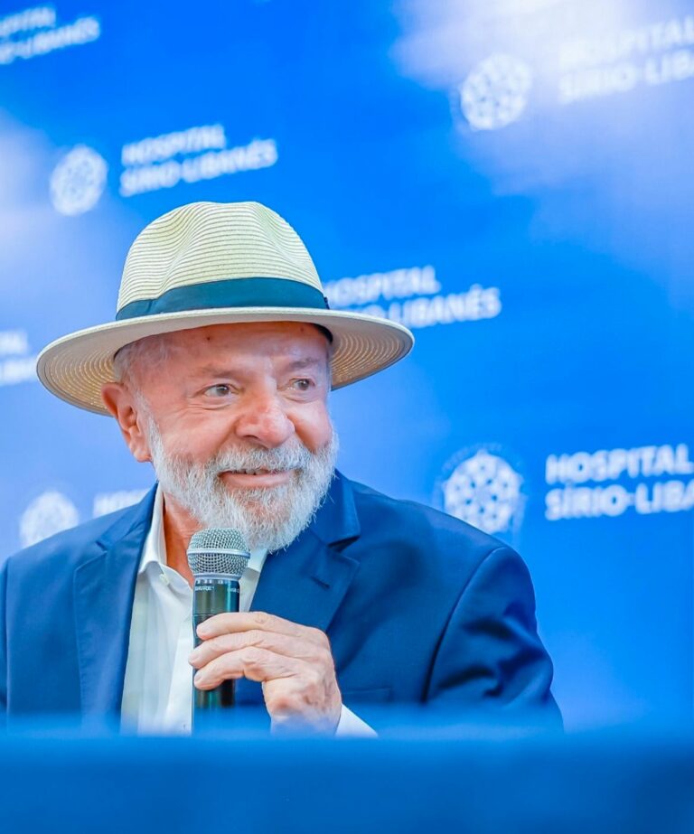 Lula recebe alta de hospital após internação para cirurgia