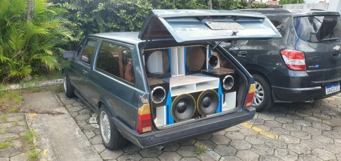 Polícia apreende carros com 'paredões de som' e interdita adegas em operação contra fluxos em São José