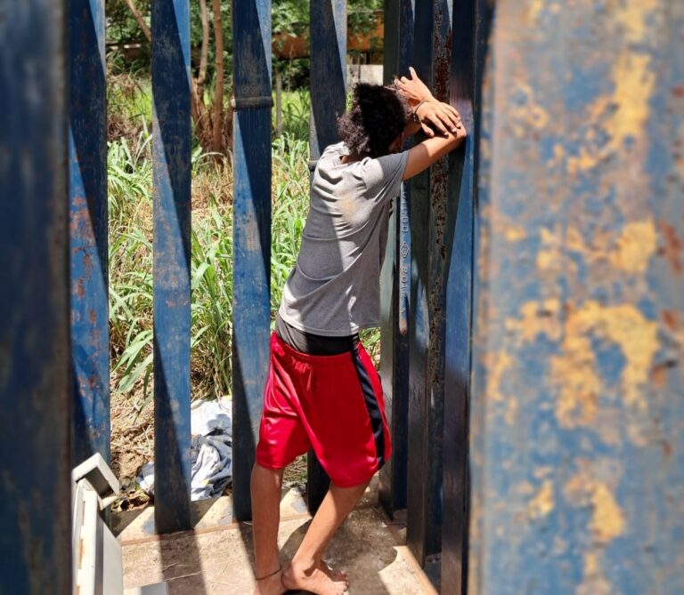 Homem é trancado em gaiola na linha férrea de Americana após fazer um Pix de R$ 5 mil