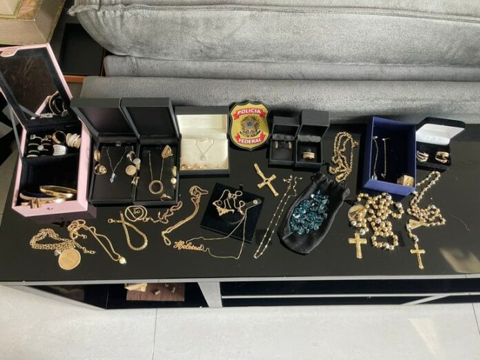 PF faz operação contra policiais que estariam envolvidos com organização criminosa em Ubatuba