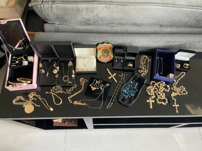 PF faz operação contra policiais que estariam envolvidos com organização criminosa em Ubatuba